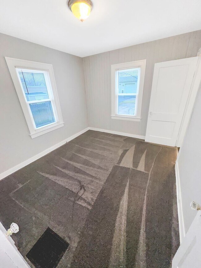 Building Photo - 6824 Hanna Lake Ave SE