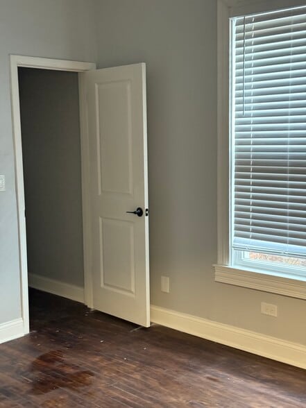 Building Photo - 7123 S Cornell Ave