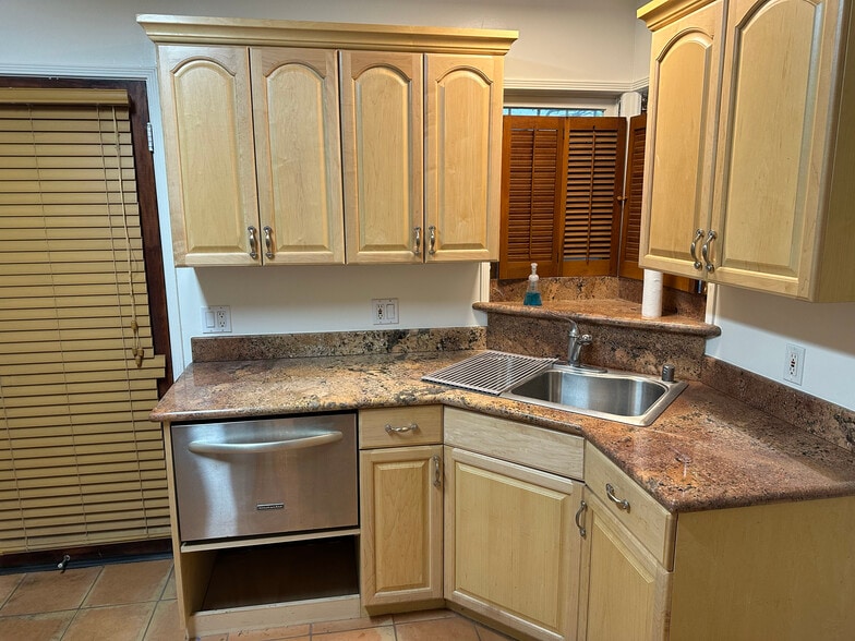 Kitchen sink and counter - 10807 Huston St