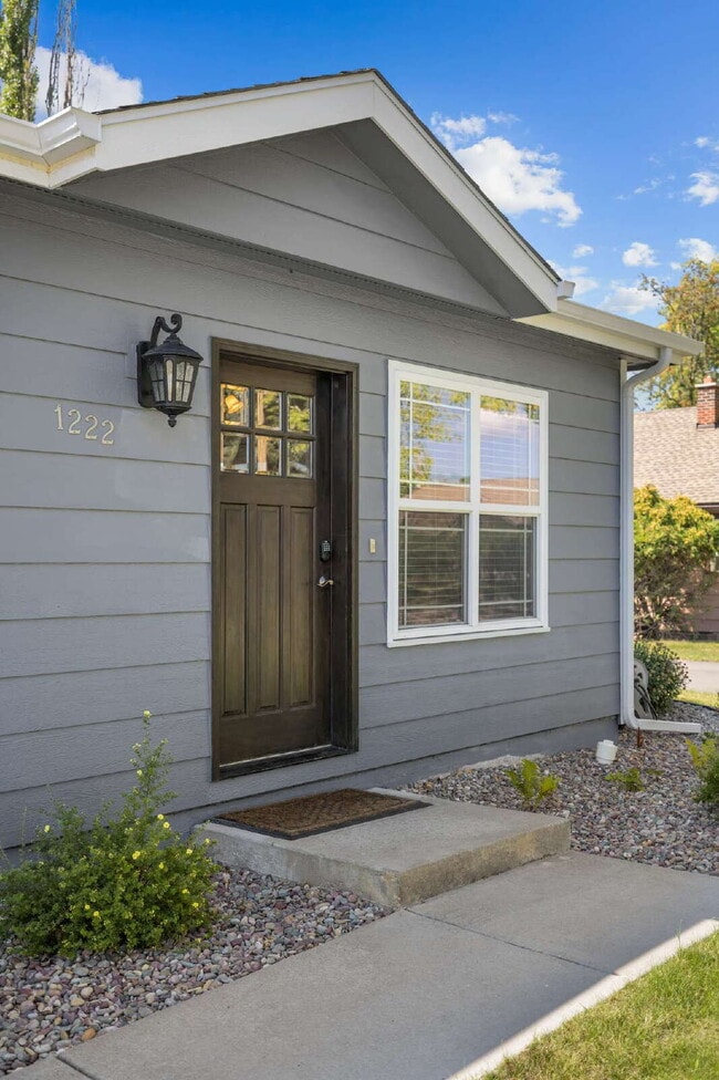 Building Photo - Charming & centrally located- Avail October 1st thru May 31st.