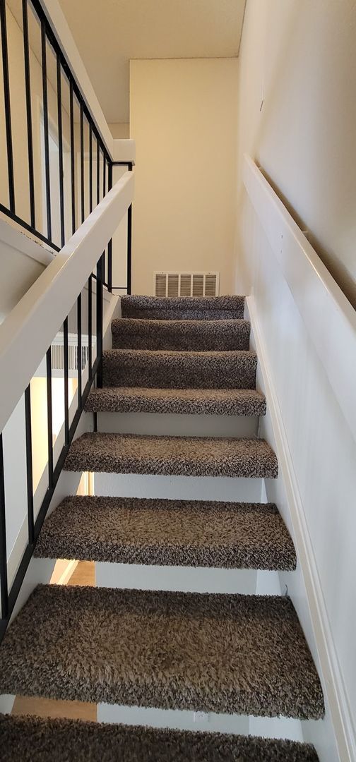 Building Photo - Beautifully Updated 2 Story Unit