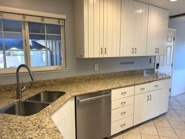 Building Photo - Beautiful 3 bedroom, 2 bath single level home in the Woodlands-Walnut Creek