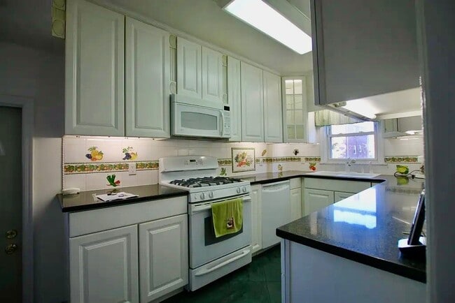 Building Photo - 1522 Dwight Pl
