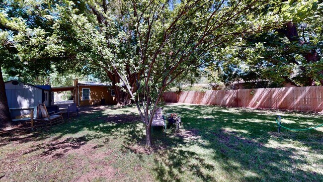 Building Photo - 605 Encino St