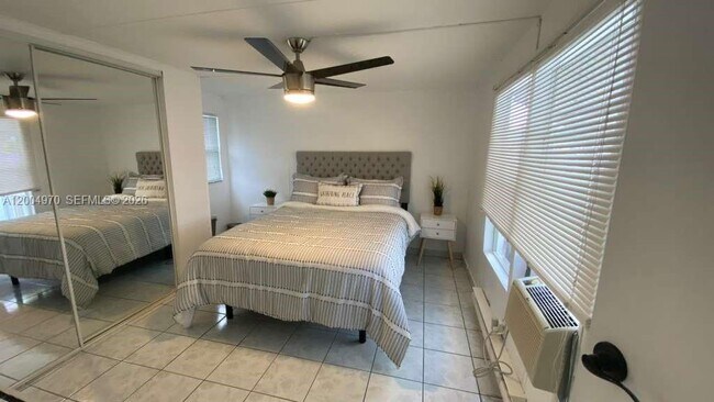 Building Photo - 219 W Lake Dr