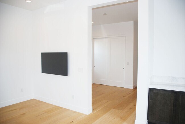 Building Photo - Beautiful Toll Brothers 3BR, 3Bath, 2Car Home in South Reno