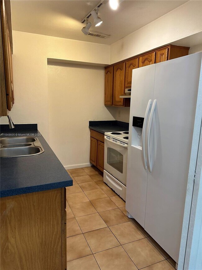 Building Photo - 1211 Sandpiper Blvd