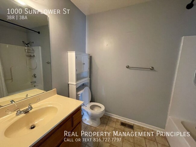 Building Photo - Recently Renovated 3 Bedroom, 3 Bathroom R...