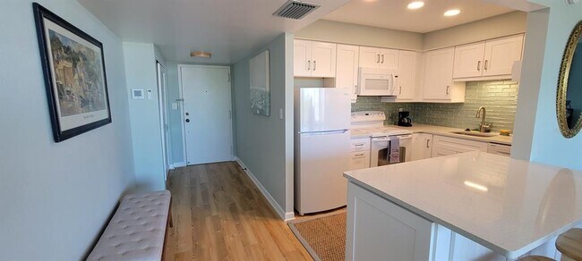 Building Photo - 632 Edgewater Dr