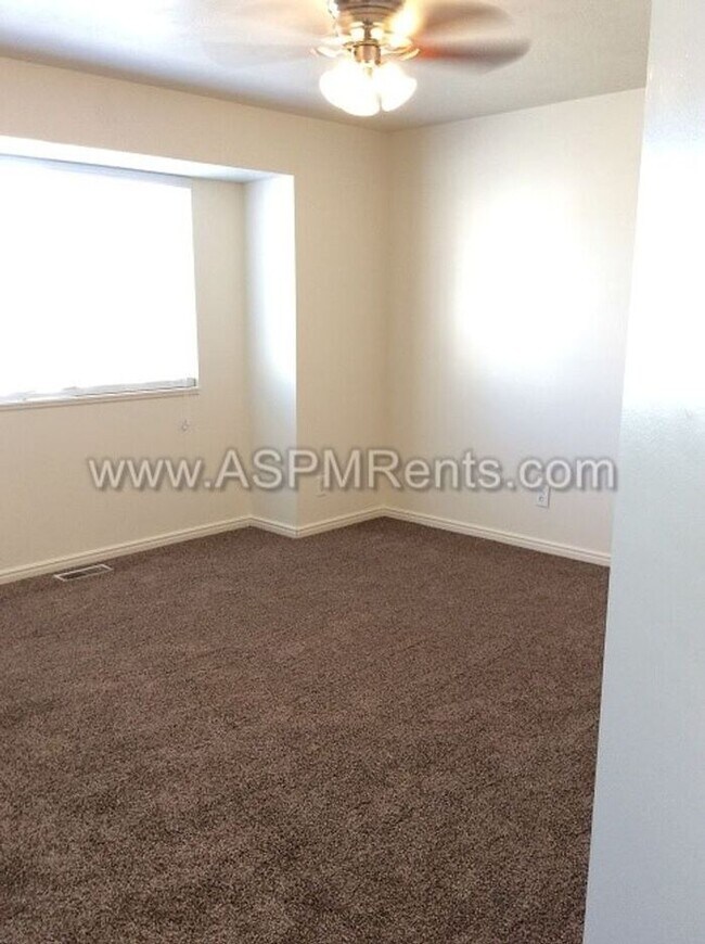 Building Photo - W Jordan Nice 3 Bed 2 Bath Townhome with pool