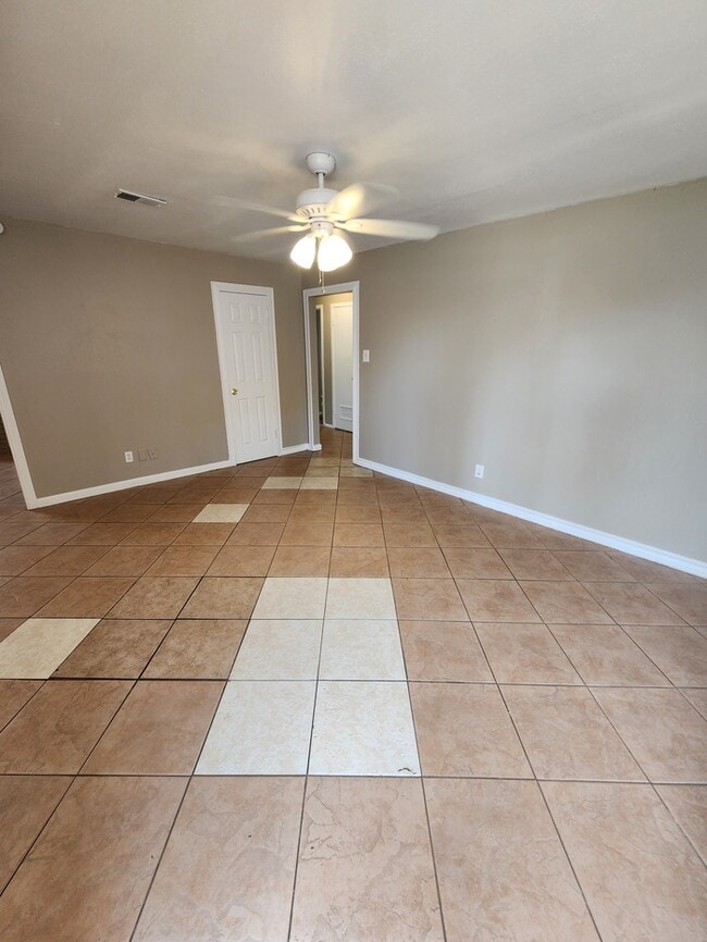 Building Photo - 3 bed 2 bath home, move in ready!
