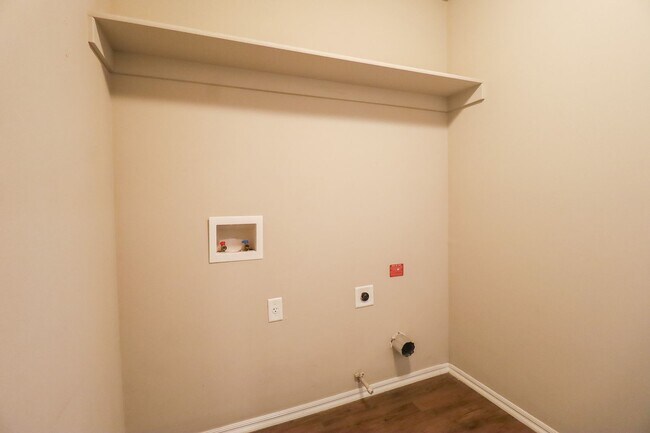 Building Photo - 3 Bed | 2 Bath in Broken Arrow!