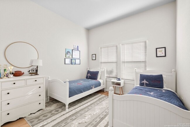 Building Photo - 143 Maravillas