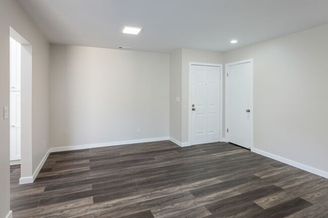 Building Photo - Impeccably remodeled unit-don't miss this ...