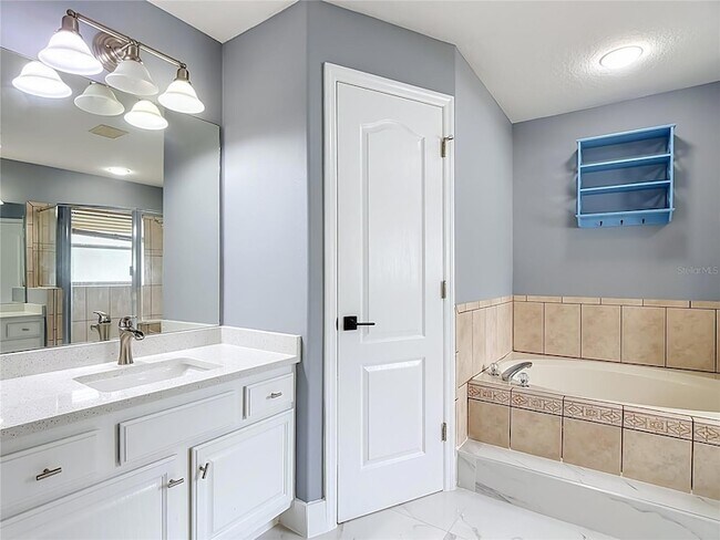 Building Photo - 4934 Lazy Oaks Way