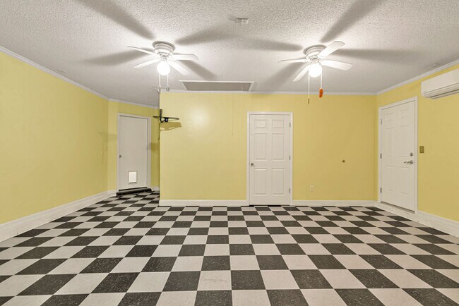 Building Photo - 304 Gaston Ct