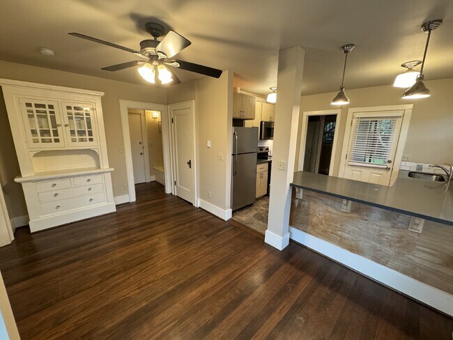 Building Photo - 1 Bedroom SW Portland / Large Backyard / Easy Access to OHSU and Downtown