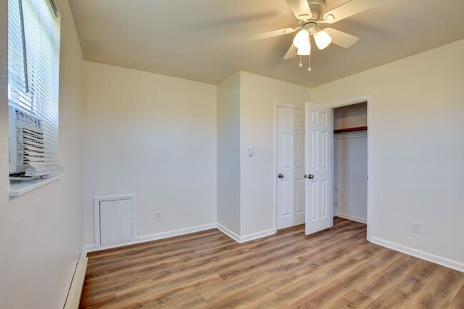 Building Photo - 936-938 Schumann Dr