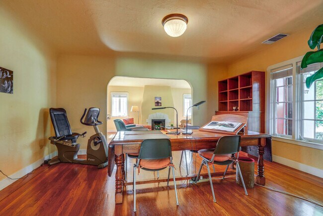 Building Photo - 2627 Land Park Dr