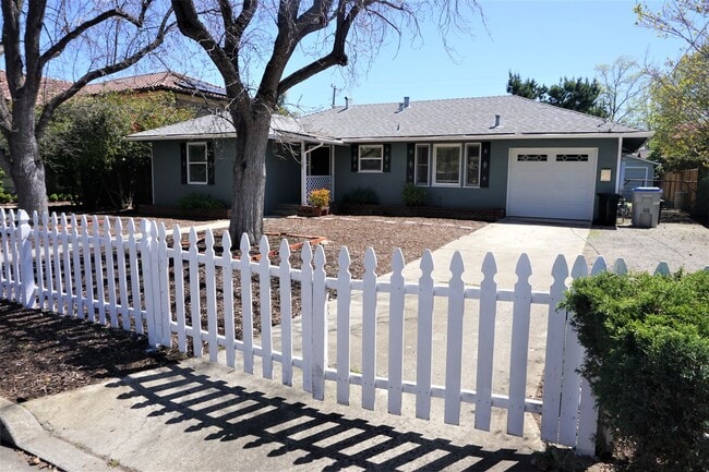 Building Photo - Well Maintained Single-Family Home in Saratoga!