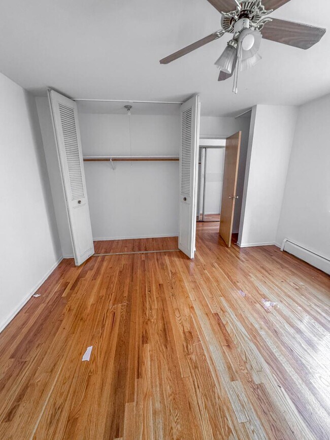 Building Photo - 6250 N Kenmore Ave
