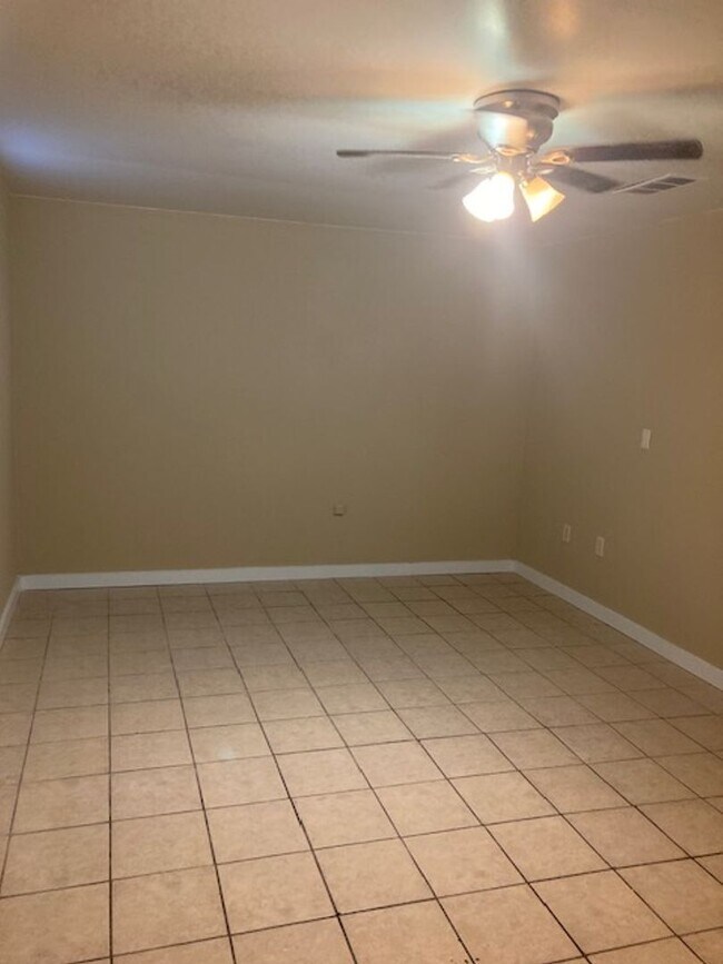 Building Photo - Biloxi 3 Bedroom