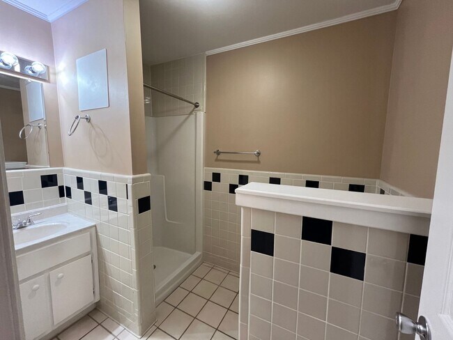 Building Photo - 2206 Briarcliff Dr