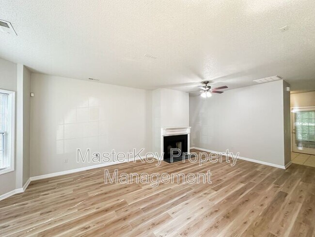 Building Photo - 307 Silverberry Ct