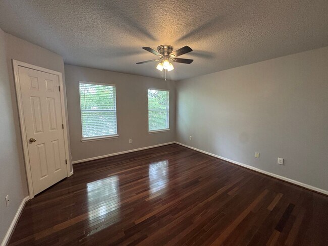 Building Photo - Available Now! Westside Timothy's Landing 2/2.5 Townhome with a 1-Car Garage