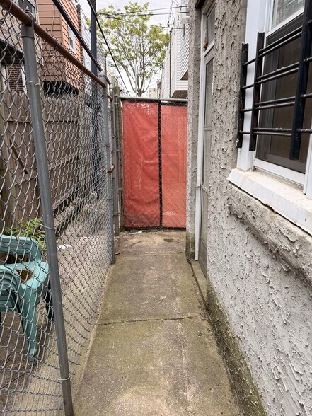 Building Photo - 2049 Snyder Ave