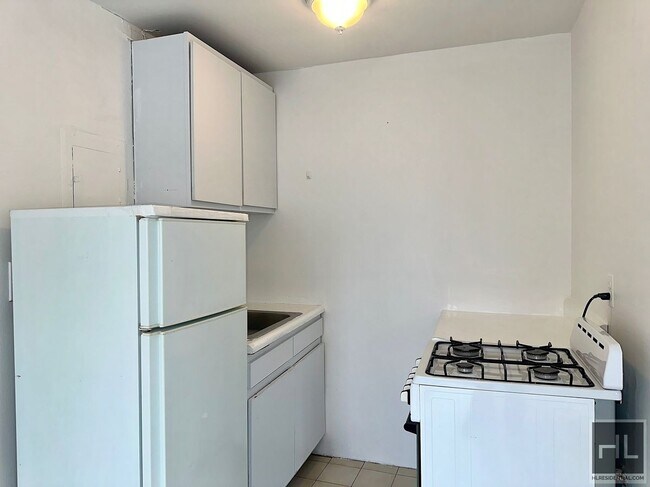 Building Photo - 76 DRIVE - Studio