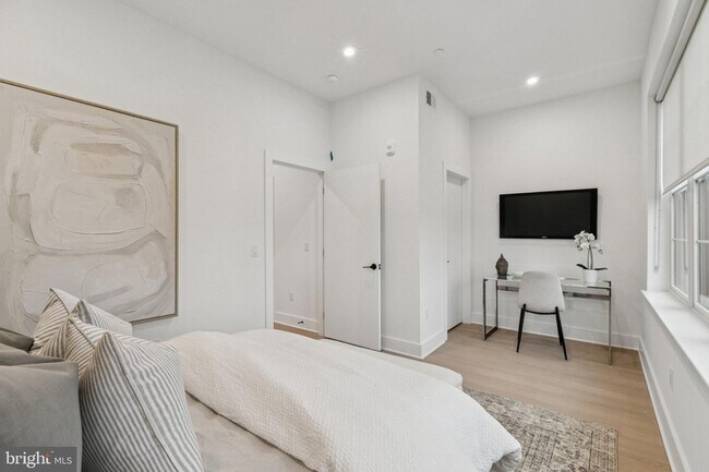 Building Photo - 30 W Allens Ln