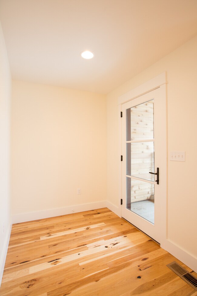 Building Photo - 18 E Beall St