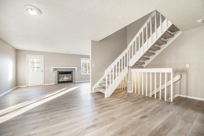 Building Photo - Newly Updates 4-Bedroom, 4-Bathroom Townhouse Available Immediately