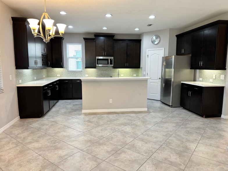 Building Photo - 4941 Maple Park St