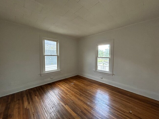 Building Photo - 3-Bedroom, 1-Bathroom Home – RSVP Code Cer...