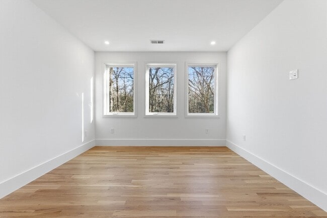 Building Photo - 82 Louise Rd