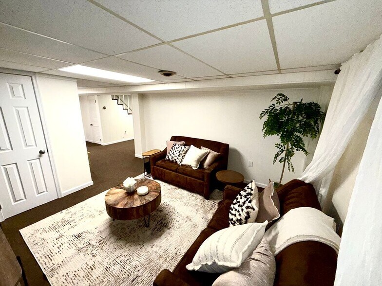 Building Photo - 6525 Kenova St