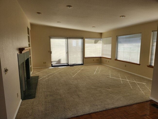 Building Photo - 3BR / 3BA Coastal Home with Panoramic Morro Bay Views