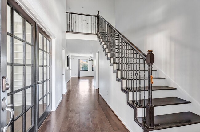 Building Photo - 16942 Lake Willowby Ln