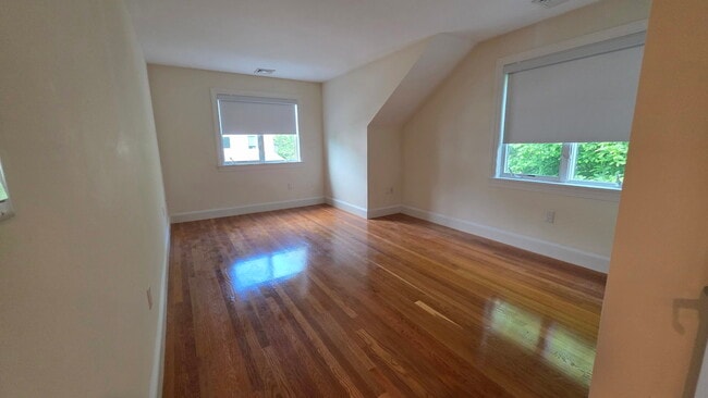 Building Photo - 910 W Roxbury Pkwy
