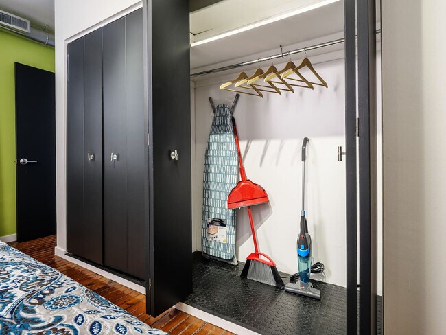 Building Photo - 219 Vine St