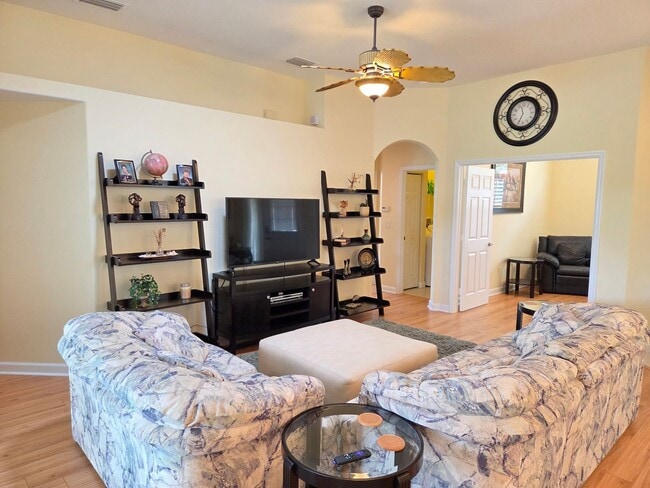 Building Photo - Beautifully Decorated Home~Turn Key~Commun...