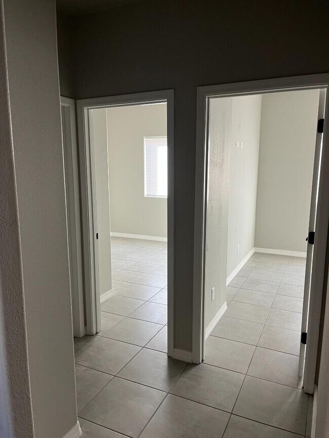 Building Photo - 10615 E 45th Pl