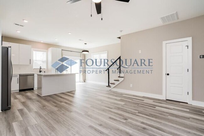 Building Photo - Townhome | Washer/Dryer Included | Back Pa...