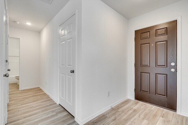 Building Photo - 16048 Isles Dr