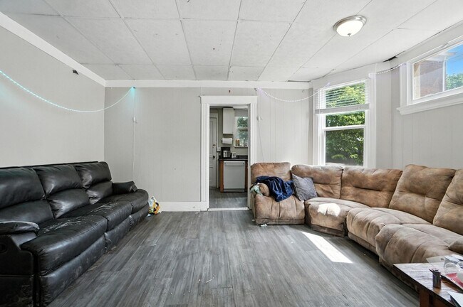 Building Photo - 7 bed/2 bath on Atkinson, Mins. from UC for Only $650/pp ($4,550/mo)!