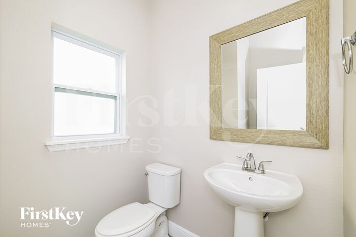 Building Photo - 421 N Finley Ave