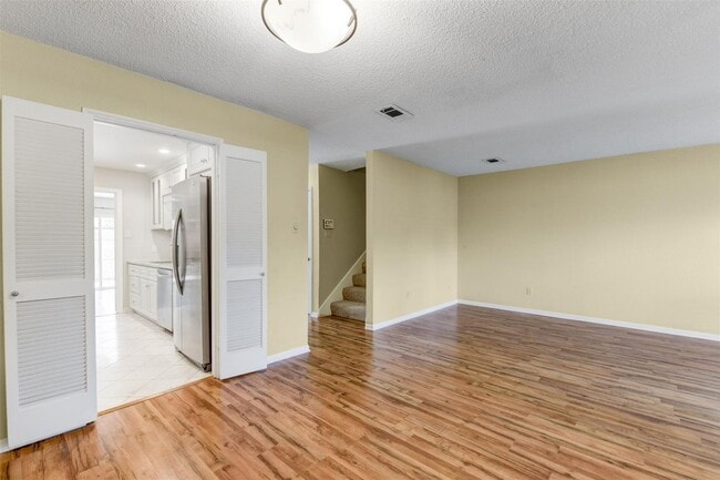 Building Photo - 3 BD / 2.5 BR Townhome in Memorial Club co...