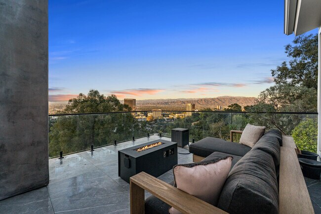 Building Photo - 3541 Multiview Dr